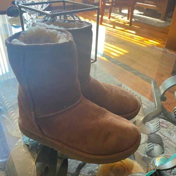 Kids Ugg boots - Picture 1 of 3